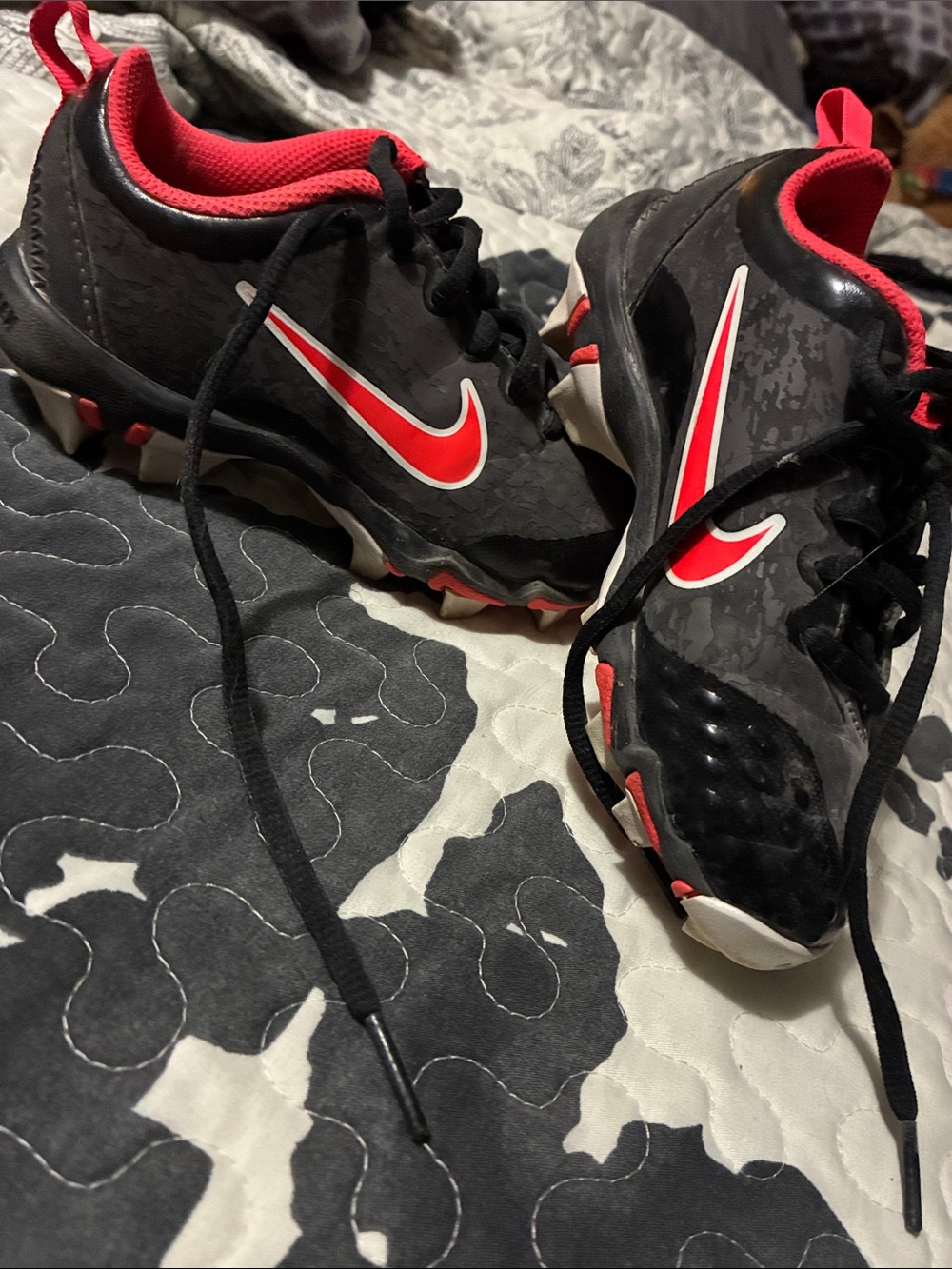 Nike Kids Black and Red Athletic Cleats
